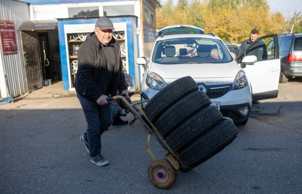 «От 50 долларов за комплект». Изучили шинный рынок в Польше и Литве