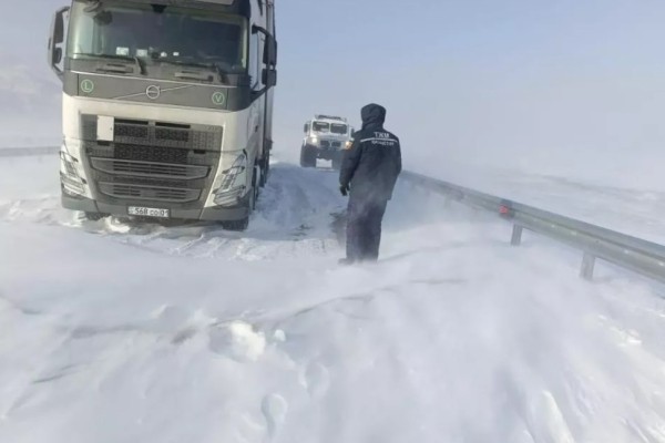 Из снежного заноса в Казахстане спасли 15 граждан Беларуси Из снежного заноса в Казахстане спасли 15 граждан Беларуси