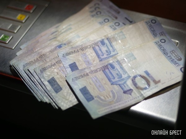 Какие зарплаты получают работники «Великого камня» и белорусских СЭЗ